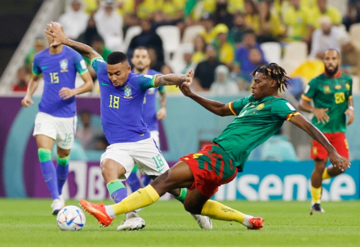 Cameroon (phải) quyết cản bước Brazil.